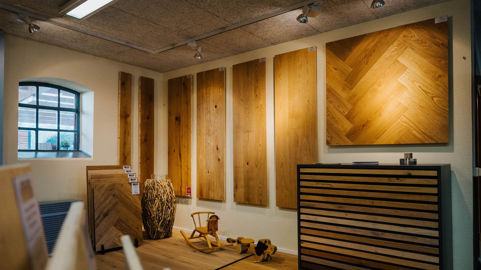 Parkettausstellung bei Ströbele – Hochwertige Bodenbeläge in großer Auswahl Ausstellungsbereich für Parkett und Holzfußböden bei Holzhandlung Ströbele in Ummendorf-Fischbach